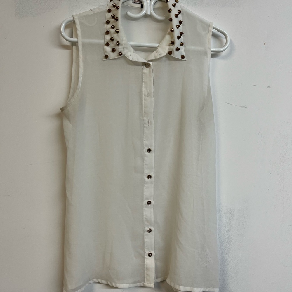 White tank with studs collar